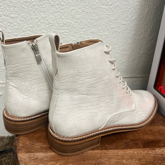 Winter Essentials ❄️☃️❤️Never Worn Booties. Size 8.5. Beautiful Craftsmanship - Picture 2 of 5